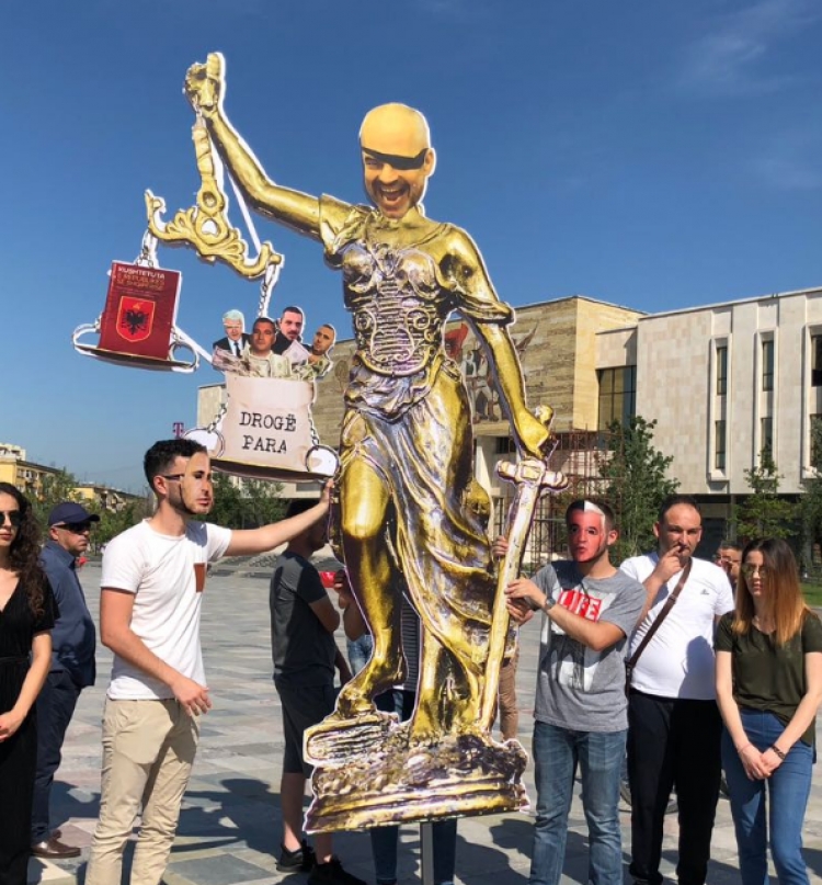 10 të maskuar mbajnë statujën e drejtësisë, simbolika e PD-së në sheshin “Skënderbej” [FOTO/VIDEO]