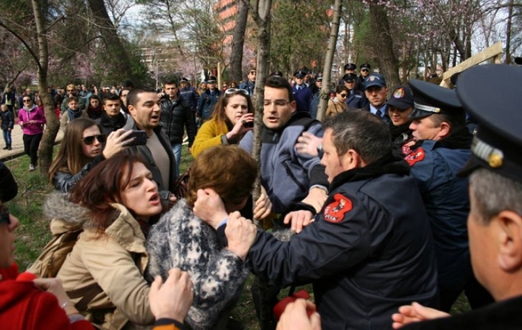 Shoqëria civile protestë, “përleshet” me policinë! Ja ngjarja...