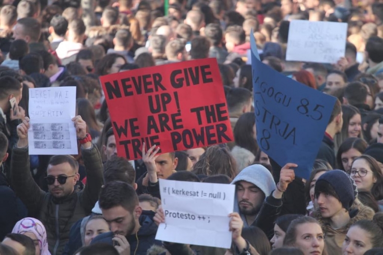 Gjimanzitët e Tiranës bashkohen me studentët tek kryeministria, me bilbila dhe pankarta ata... [VIDEO]
