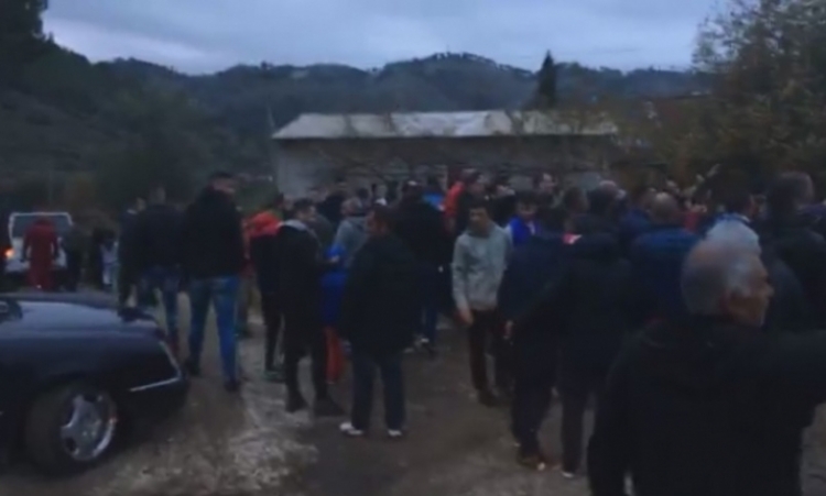 Plas sherri në derbin Butrinti-Bistrica, grushte arbitrit, nipi i Kelmend Balilit futet në fushë