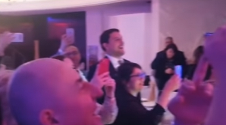 Edhe këngëtar...ministri jep shfaqje në Budva [VIDEO]