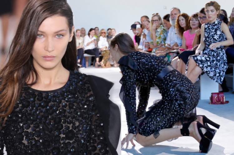 Oops! Bella Hadid rrëzohet gjatë sfilatës për Michael Kors [FOTO]