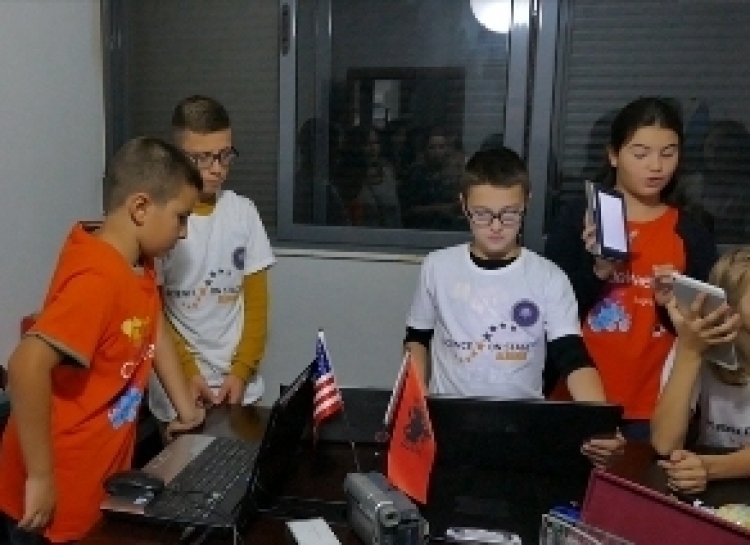 Larg veseve! Nxënësit po marrin njohuri për edukimin përmes teknologjisë. Aktivitet i EDU ACT Albania[VIDEO]
