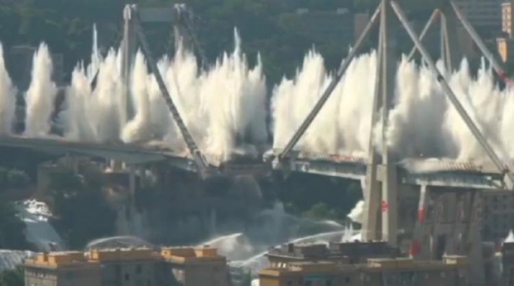Itali, hidhet në erë ura ku humbën jetën 43 persona, mes tyre edhe shqiptarë [VIDEO]