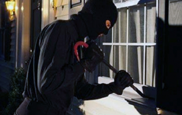 Durrës, grabitësit lidhin me litar dy pleq dhe u grabisin rreth 1 milion lekë të vjetra