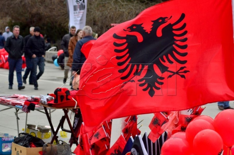 Kosova në petkun kuq e zi për Ditën e Flamurit