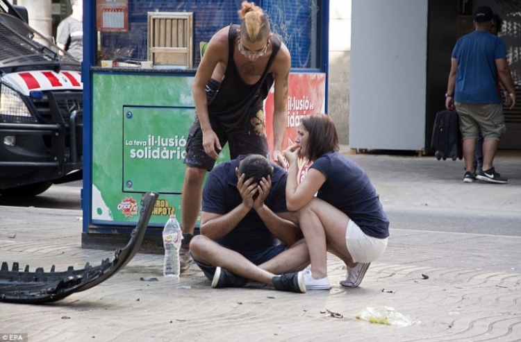 Horror në rrugët e Barcelonës, njerëz të gjakosur e të shtrirë në bulevard pas sulmit me furgon [Pamje të rënda]