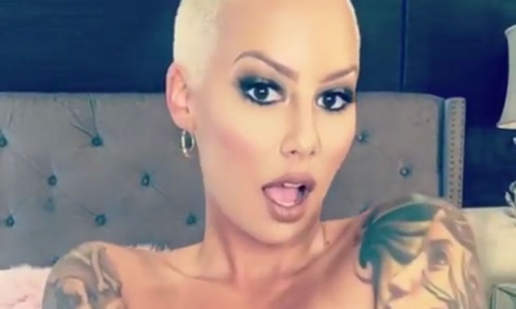 Të vërteta? Amber Rose tërbon fansat në video, luan me gjoksin e saj të...stërmadh! [VIDEO]