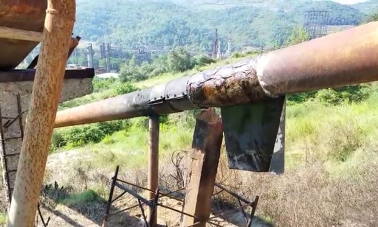 Banorët e Ballshit dalin në protestë: Uzina po na vret! Po na sëmuren fëmijët