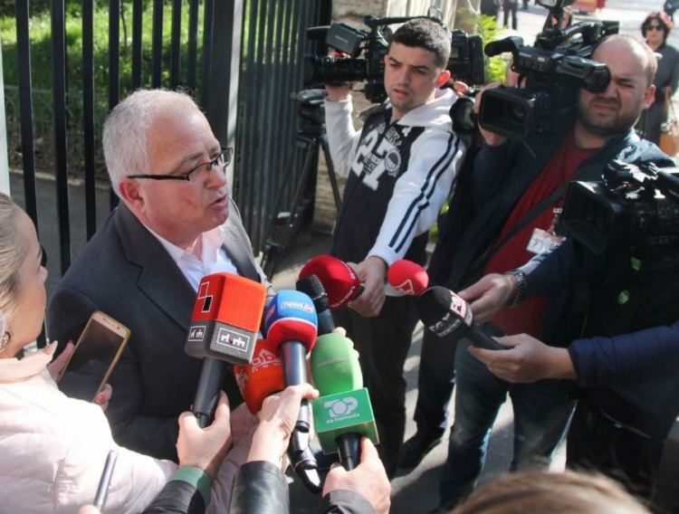 Incidente në dyert e Gjykatës së Tiranës! Spaho i PD pretendon se është goditur nga blutë[FOTO]