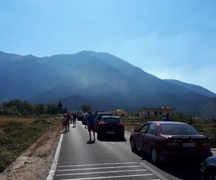Pushuesit drejt jugut të Shqipërisë, radhë të gjata automjetesh në Qafën e Llogarasë