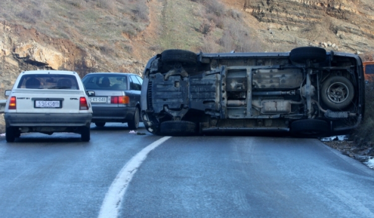 Jalë-Dhërmi/ BMW-ja me targa angleze përmbyset në mes të rrugës