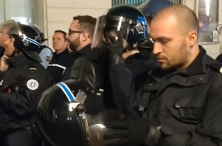 Përballë jelekëve të verdhë, policët francezë heqin kasketat [VIDEO]
