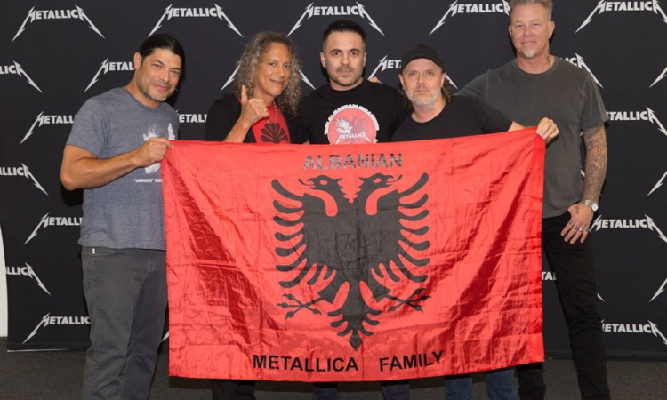 Grupi 'Metallica' këndon krah flamurit shqiptar [FOTO]