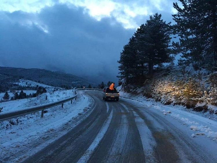 Reshjet e dëborës sjellin probleme tek rrugët, reagon ARRSH: Ja akset ku duhet të keni kujdes [FOTO]