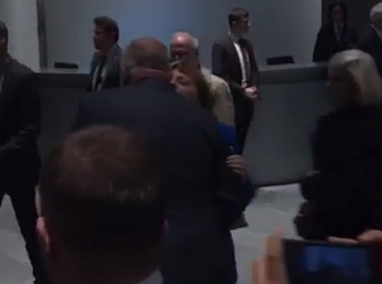 Mbrëmë vonë, Rama puthje e përqafime me Merkel [VIDEO]