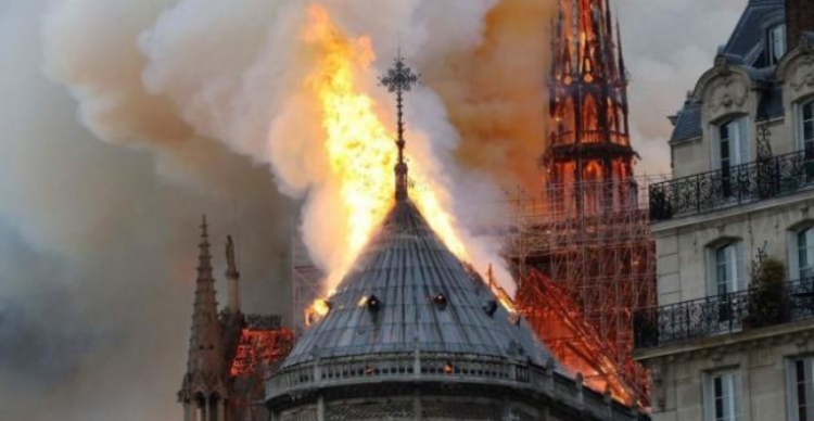 Katedralja “Notre-Dame” bëhet shkrumb e hi, presidenti Macron i pikëlluar, reagon edhe Donald Trump [VIDEO]