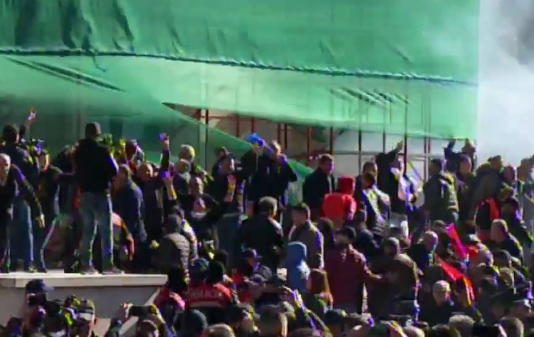 Në gjëndje të rëndë protestuesi/ Ngeli mbi skele në gjëndje asfiksie... Po i bëhet masazh kardiak