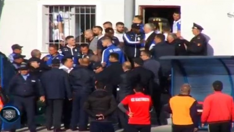 Nuk ka qetësi në futbollin shqiptar, tension e përplasje në ndeshjen Kastrioti-Tirana