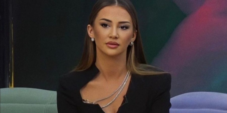 Çfarë i shkroi? Kiara Tito humb durimin me fansen që e ofendoi, ja ç’ka bërë