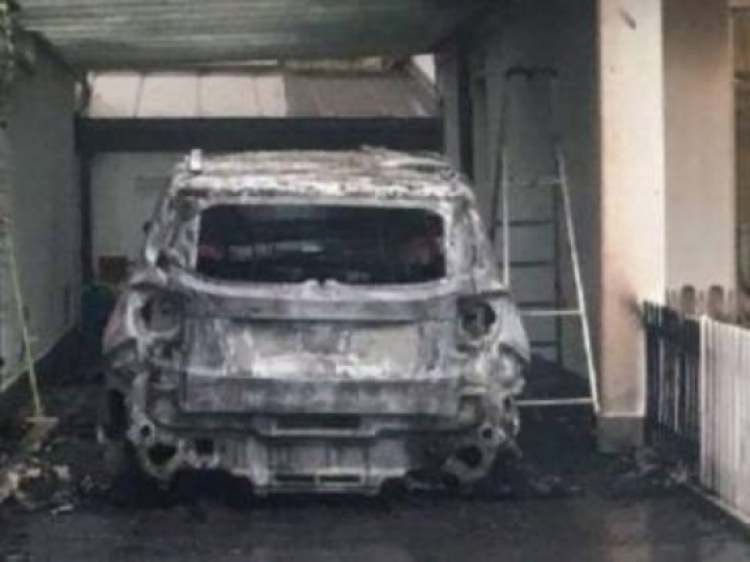 Elbasan, përfshihet nga flakët garazhi i një pallati, shkrumbohen makinat