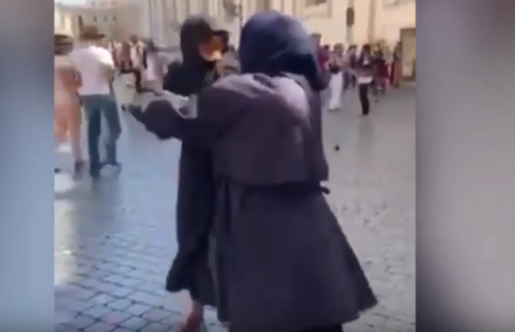 Dy gra që lypin përleshen në mes të sheshit, ups… u del edhe mashtrimi [VIDEO]