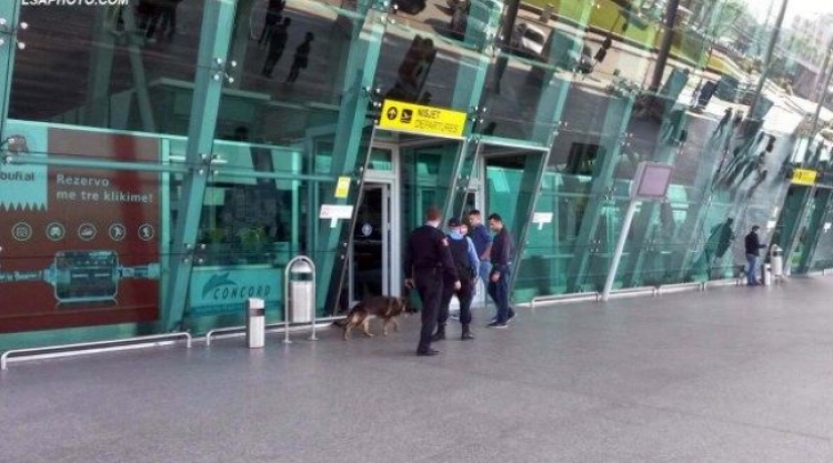 Grabitje me armë në aeroportin “Nënë Tereza” [VIDEO]