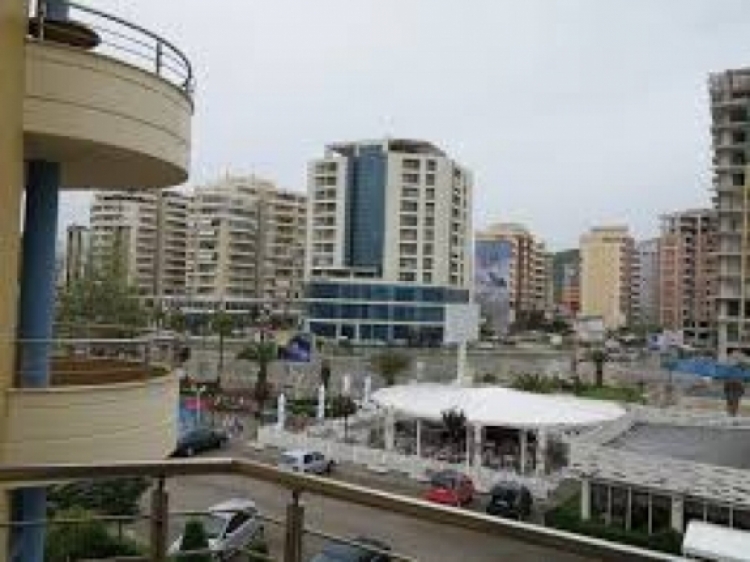 Vlorë, policia shpall në kërkim shtetasin me iniciale L.E 35-vjeç për shkak se i ka vënë zjarrin një lokali në lagjen “Pavarësia”