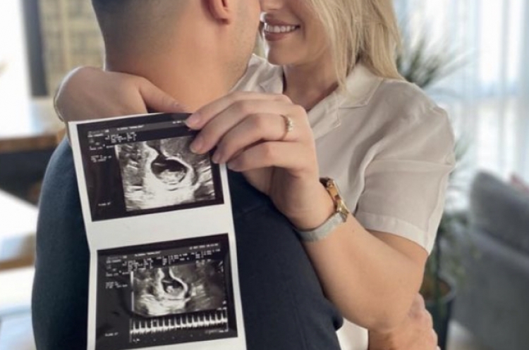 Dalin pamjet nga ceremonia! Pak para se të bëhet baba, martohet moderatori i njohur shqiptar!