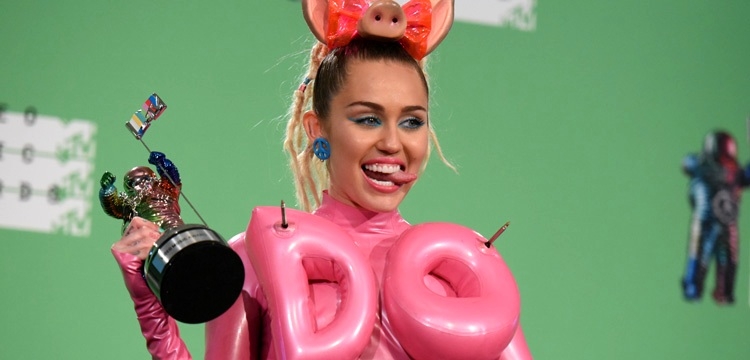 Miley Cyrus kthehet në origjinë. Shihni si duket me flokët e reja!