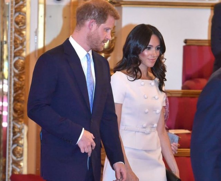 Meghan Markle është e fiksuar pas këtyre këpucëve dhe ka të drejtë. Ja sa kushtojnë [FOTO]