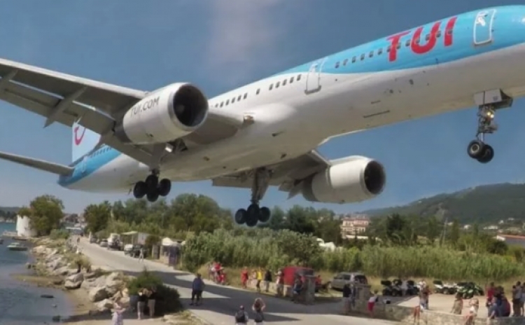 Ishulli grek, ku avionët ‘prekin’ kokat e turistëve [VIDEO]