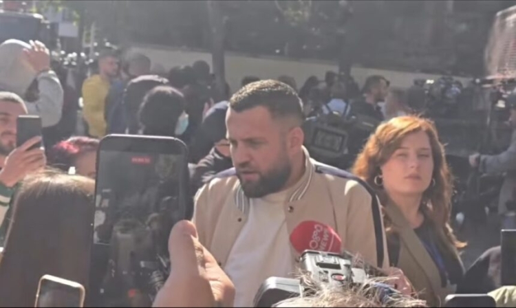 Luiz Ejlli me Kiarën dhe Lunën në krah mes protestuesve: Kam ardhur që ata të dëgjojnë...