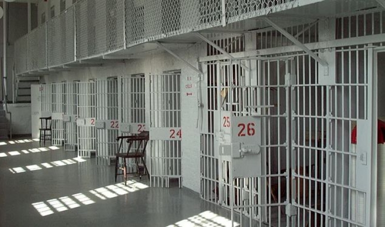 Vetëvaret në qelinë e burgut 38-vjeçari në Fier, ishte dënuar për vjedhje