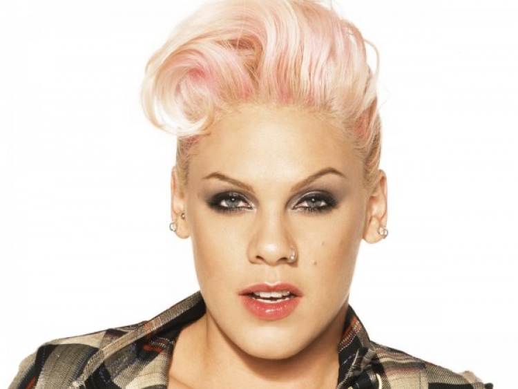 Këngëtarja e njohur Pink dërgohet me urgjencë në spital, anullon koncertet