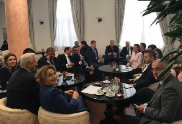 Pas votimit për çështjen Tahiri, Monika Kryemadhi në kafe me deputetët e LSI