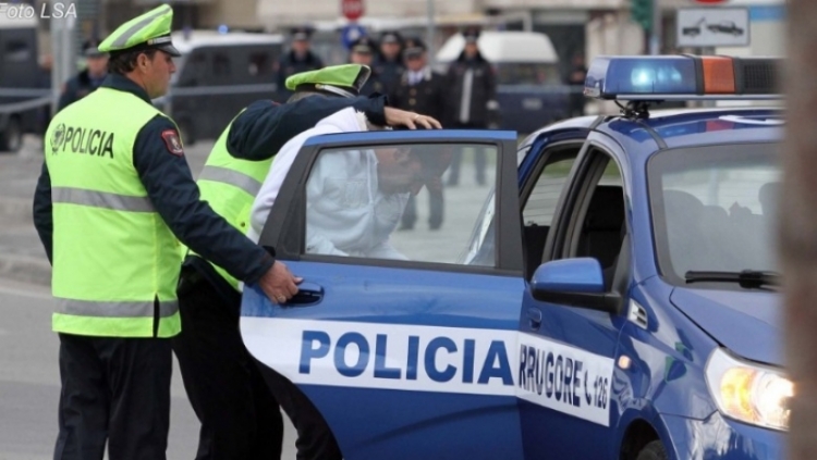 Tenton të korruptojë policin me '50 mijë lekë', arrestohet 47-vjeçari