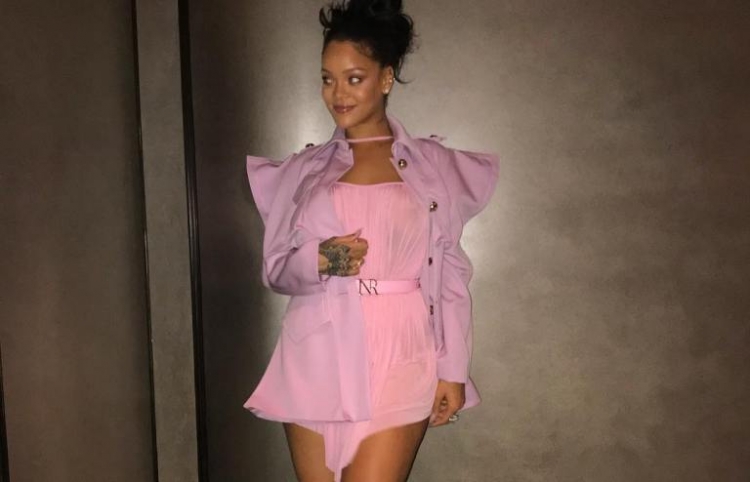 Upsss! Rihanna kapet “mat” pa “photoshop”. Do të çuditeni nga pesha e saj trupore! [FOTO]