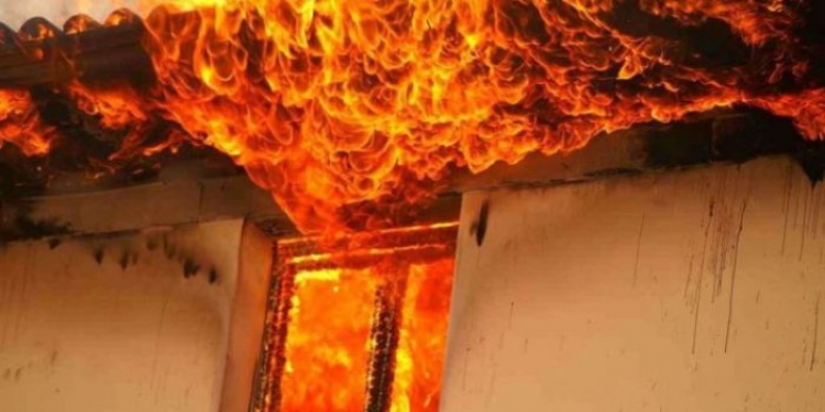 Bie zjarr në një banesë, rrezikohet jeta e dy binjakëve të mitur shqiptarë