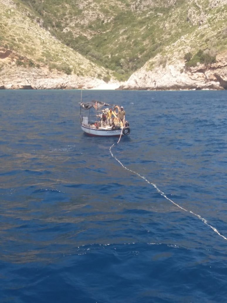 Shpëtohet peshkarexha në Karaburun, në bord ishin dy të rritur e një fëmijë [FOTO]