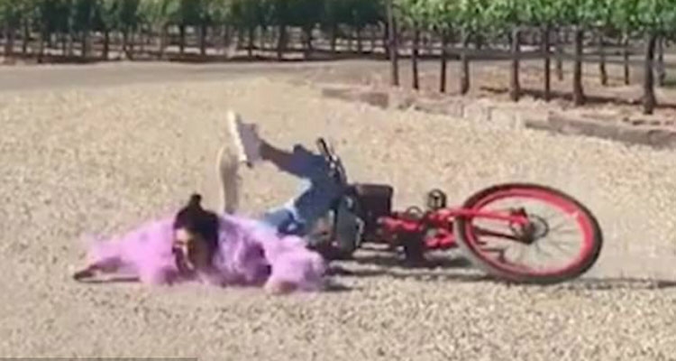 Ouch! Kendall Jenner për pak thyen qafën, rrëzohet nga biçikleta [VIDEO]