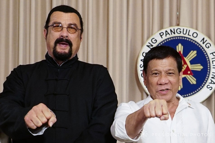 Duterte gati për luftë me të droguarit, mëson karate me Seagal