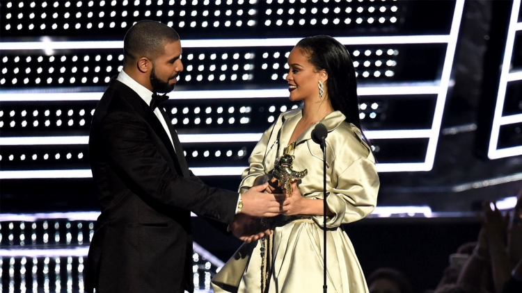 Kjo deklaratë dashurie e Drake për Rihanna-n po bën xhiron e botës [VIDEO]