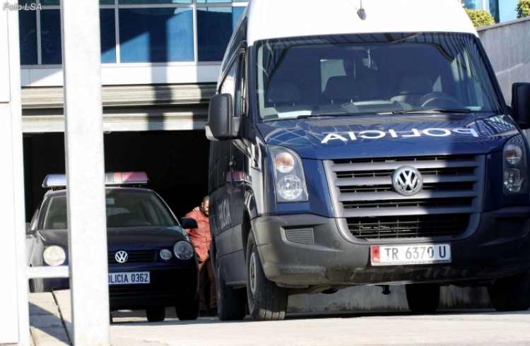 Policia Kufitare në bashkëpunim me SHÇBA, ka arrestuar një punonjës policie dhe një doganier në Qafë Prush, Kukës