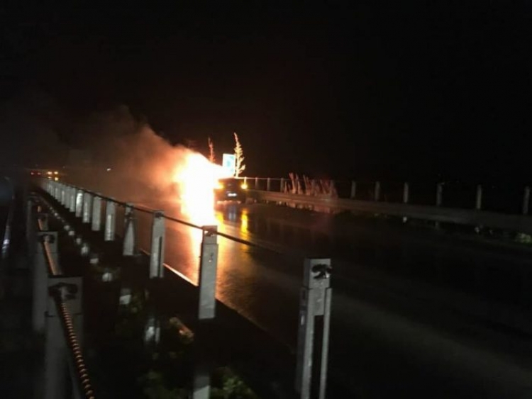 E tmerrshme/ Merr flakë makina në autostradën Tiranë-Durrës, ndërhyrja e zjarrëfikëses e kotë
