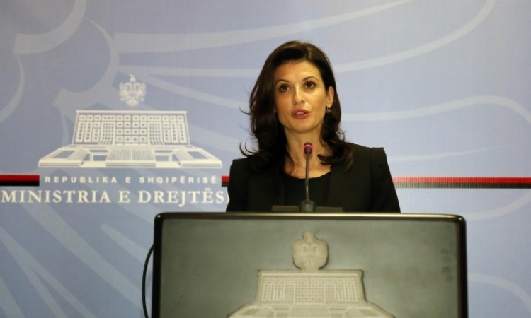 Ministrja e Drejtësisë, Etilda Gjonaj shkarkoi “live” 2 specialistët, punonjësit e hipotekave braktisin punën, të gjithë në protestë