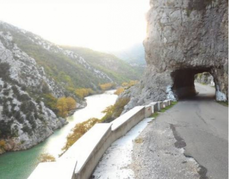 Shkopet, BMW përplasjet me trajlerin, plagoset 18-vjeçarja me iniciale G.S