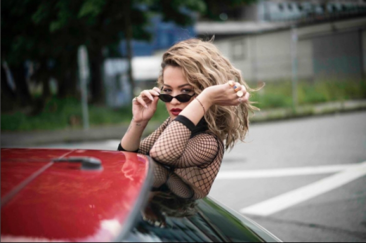 Rita Ora sapo publikoi klipin “Your Song”, mund ta shihni këtu  [VIDEO]