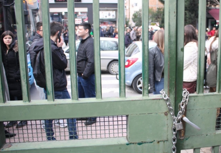 Juridiku nuk gjen paqe, studentët bojkotues mbyllin me zinxhir derën e gjimnazit 