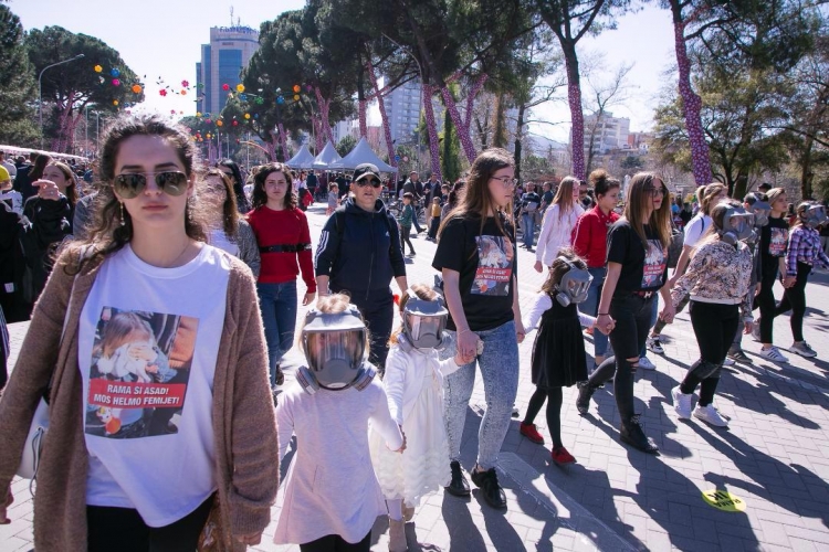 Jo vetëm festë në Tiranë, marshimi i heshtur i fëmijëve dhe të rinjve [FOTO]